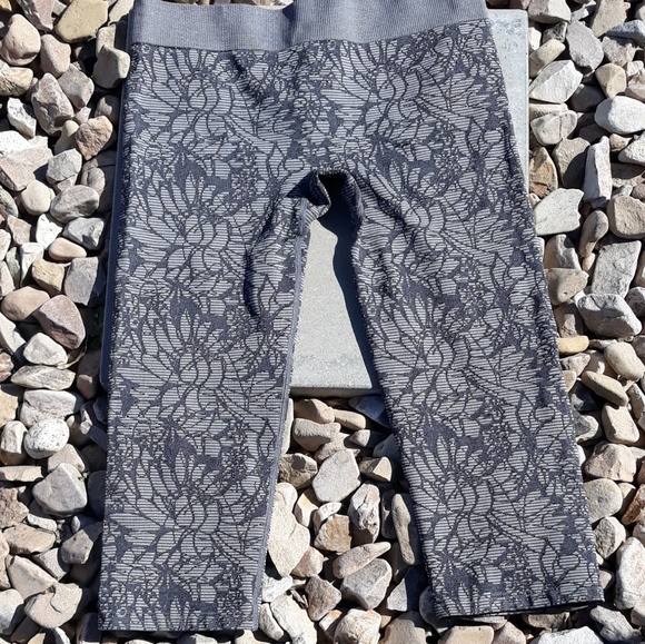 Fabletics Pants - Fabletics Capri Leggings